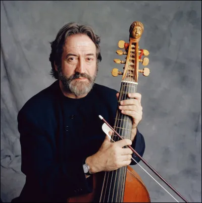 Jordi Savall a pu être connu du grand public en tant qu'interprète de la musique du film "Tous les matins du monde" d'Alain Corneau (1991). Quel(s) ensemble(s) a-t-il dirigé ?