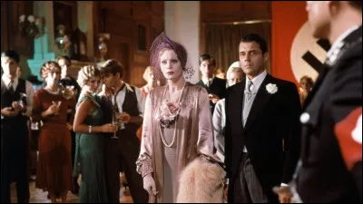 Le sujet des "Damnés" est la famille d'industriels von Essenbeck devant l'avènement du nazisme. La nuit de l'incendie du Reichstag, le vieux baron Joachim, conservateur et opposé à Hitler, est assassiné. Le crime est imputé à Herbert Thalmann, un membre de la famille opposé aux nazis, qui doit fuir. Qui est le réalisateur ?