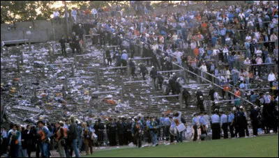 Femme je t�aime, surtout, enfin / Pour ta faiblesse et pour tes yeux / Et quand viendra l�heure derni&egrave;re / L�enfer s�ra peupl&eacute; de cr&eacute;tins / Jouant au foot ou &agrave; la guerre / A celui qui pisse le plus loin / Moi je me changerai en chien / Si je peux rester sur la Terre / Et comme r&eacute;verb&egrave;re quotidien / Je m�offrirai Madame Thatcher" : en quelle ann&eacute;e Renaud chante-t-il Miss Maggie ?