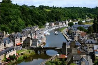 DINAN - Ville de 14 000 habitants environ travers&eacute;e par la Rance.