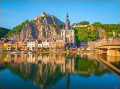 DINANT - Ville de 14 000 habitants environ travers&eacute;e par la Meuse.