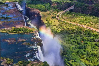 Quel est ce pays d'Afrique connu pour ses paysages et surtout son esclavage ainsi que sa célèbre chute Victoria qui a pour capitale Harare ?