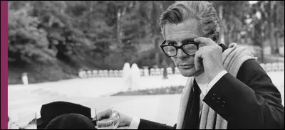 Dans "Huit et demi", un cinéaste dépressif (Mastroianni) fuit le monde du cinéma et se réfugie dans un univers peuplé de souvenirs et de fantasmes. C'est un film de ...