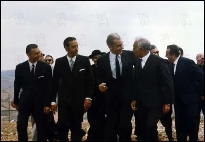 Enrico Mattei (Gian-Maria Volonte), patron de l'ENI, (Ente Nazionale Idrocarburi) est mort dans le crash de son avion en 1962. Sa mort est-elle simplement un accident ? Plusieurs commanditaires potentiels sont soupçonnés du meurtre : c'est "l'Affaire Mattei", film de ...