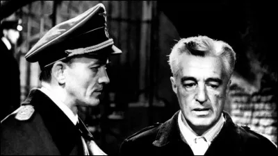 À Gênes en 1943, l'escroc Emanuele Bardone, qui a ses entrées à la Kommandantur, prétend être un colonel de l'armée italienne. Avec la complicité d'un officier allemand, avec qui il fait du marché noir, il extorque de l'argent aux familles de prisonniers incarcérés par les Allemands, en promettant une libération. Qui réalise "Le Général Della Rovere" ?