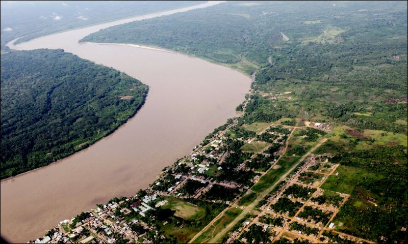 Les plus longs cours d'eau du pays, le río Marañón et le río Ucayali ...