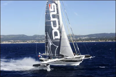 Quel est ce voilier qui navigue hors de l'eau à partir d'une certaine vitesse grâce à des ailes immergées, navire imaginé par Éric Tabarly ?