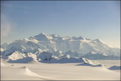 Le plus haut sommet du pays, à près de 6000 mètres d'altitude, est le ...