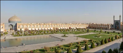 Comment se nomma la place qu'il construit à l'image du monde dans cette nouvelle capitale ?