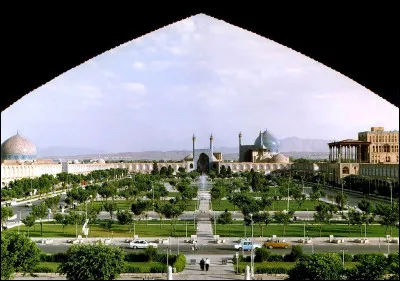 Que trouve-t-on au nord de la place ?