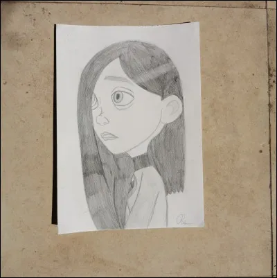 De quelle couleur est le "i" sur la tenue de Violette ? Il est...