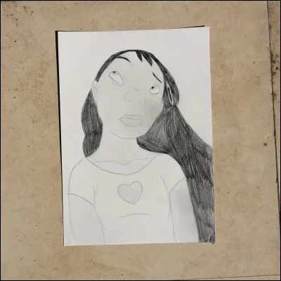 De quelle couleur est le cœur sur le tee-shirt de Nani ? Il est...