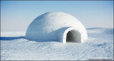 Habitation demi-sphérique faite de blocs de neige :