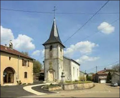 Nous sommes dans le Grand-Est, au pied de l'église Saint-Martin de Maconcourt. C'est un village du département ...