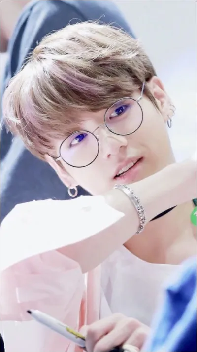 Dans la chanson "Dope", en quoi est déguisé Jungkook ?