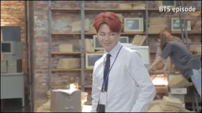 Que fait Jimin dans "No More Dream" ?