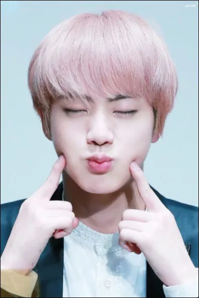 Dans quel clip Jin embrasse-t-il une statue ?