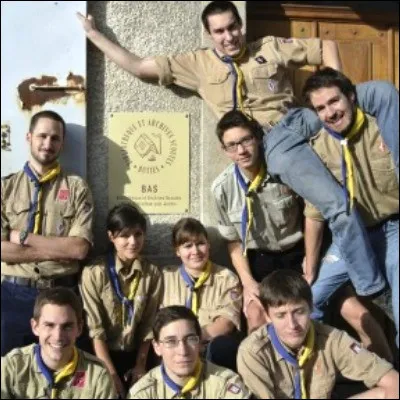 Comment appelle-t-on la tradition scout consistant &agrave; attribuer un nom d�animal suivi d�un adjectif, comme Phoque hilarant pour Jacques Brel ?