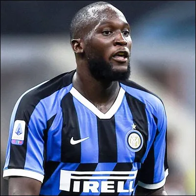 Quelle &eacute;quipe de football, dont le meilleur buteur est actuellement Romuel Lukaku, est surnomm&eacute;e les Diables Rouges ?