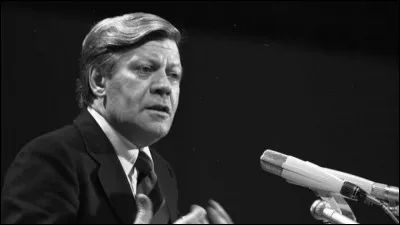 Cet homme politique allemand, membre du Parti social-démocrate (SPD), chancelier de la RFA de 1974 à 1982, c'est ... Schmidt.