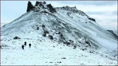 Complétez : 
"Og Valhöll bíður okkar allra..."