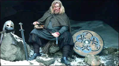 Complétez : 
"Hafði af mér bú og..."