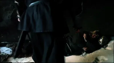 Complétez : 
"Minningarnar sækja..."