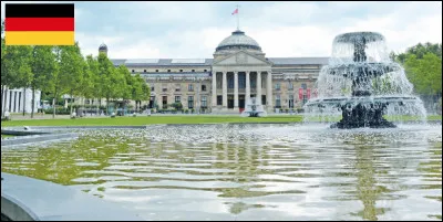 Quelle est cette ville allemande, capitale du Land de la Hesse, plus ancienne ville thermale d'Europe qui dispose de 28 sources d'eau chaude ?