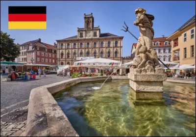 Quelle est cette ville de Thuringe c&eacute;l&egrave;bre pour son Assembl&eacute;e constituante de 1918 qui instaure en Allemagne une R&eacute;publique parlementaire &eacute;ponyme qu'Adolf Hitler abolit en 1939 ?