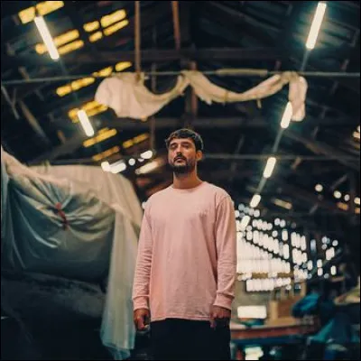 Jérémy Frerot - "Un homme" : 
"Toi, tu veux un homme, toi, tu veux un (...)
Tu me dis "ralentis" tu me dis "accélère"
Et plus je te suis, et plus je te perds
Dis-moi, dis-moi, pour toi, c'est quoi".