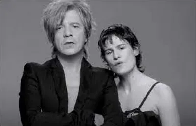 Indochine & Christine and the Queens - "3SEX" : 
"Garçon, fille, l'allure stupéfiante
Habillée comme mon fiancé
Cheveux longs, cheveux blonds (...)
Toute nue dans une boîte en fer
Il est belle, il est beau décrié
L'outragé mais j'en ai rien à faire".