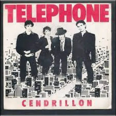 Téléphone  "Cendrillon" : 
"Cendrillon, pour ses 20 ans
Est la plus jolie des (...)
Son bel amant, le prince charmant
La prend sur son cheval blanc
Elle oublie le temps
Dans ce palais d'argent
Pour ne pas voir qu'un nouveau jour se lève
Elle ferme les yeux, et dans ses rêves".