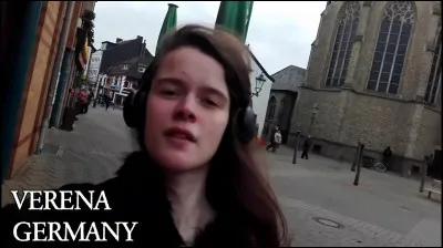 Complétez : 
"Þú deyrð í nótt !
Himinninn er hulinn..."