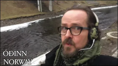 Complétez : 
"Móðir huggar þar mædda..."