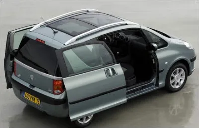 Astucieuse cette Peugeot avec ses deux portes coulissantes. Mais de quel modèle s'agit-il ?