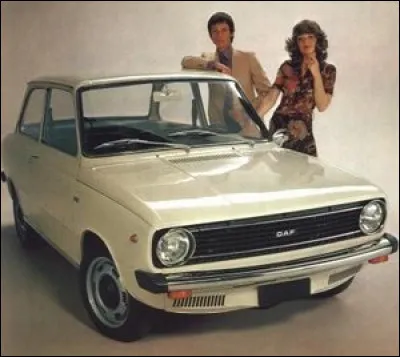 Voici une DAF 66 équipée d'un moteur Renault. Quelle particularité technique équipait ce véhicule ?