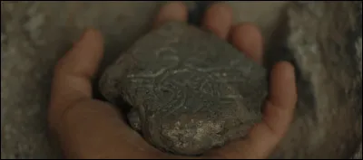 Complétez : 
"So nah und doch so..."