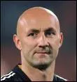 Fabien Barthez. Ancien gardien international de l'quipe de France. Quel joueur l'embrassa sur le crne lors de la Coupe du Monde de football 1998 ?