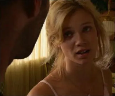 Que demande-t-elle  Chev alors qu'il la prie de s'habiller au plus vite pour fuir la ville ?