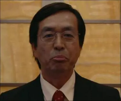 Compltement shoot, Chev prend l'ascenseur pour aller rejoindre son patron qui lui a promis l'antidote. Il rencontre cet homme qui parle alors avec la voix de ...