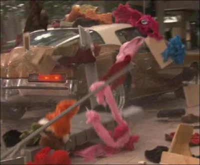 Dans quel lieu entame-t-il une course poursuite avec sa voiture ?