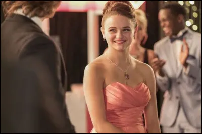 Au bal de promo, de quelle couleur est la pochette de Elle ?