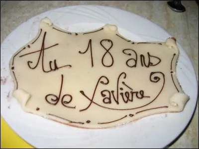 Une lettre est portée disparue sur ce gâteau. Laquelle est-ce ?