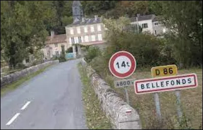 Nous sommes maintenant en Nouvelle-Aquitaine, à l'entrée de Bellefonds. Commune de la Communauté d'agglomération du Grand Châtellerault, elle se situe dans le département ...
