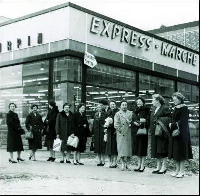 Ouverture du premier supermarché en France / l'équipe de France de football s'illustre à la coupe du monde où elle termine 3e : c'était en ...