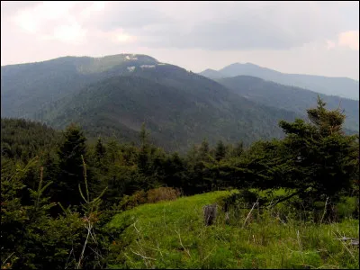 Géographie : quelle chaîne de montagnes située dans l'est de l'Amérique du Nord culmine au mont Mitchell à 2 037 m d'altitude ?