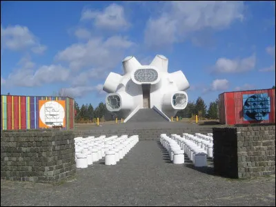 Le plus original pour la fin : ce drôle de bâtiment dont je voudrais bien vous parler sauf que j'ai oublié son nom et l'endroit où il est situé. Aidez-moi à retrouver ces informations.