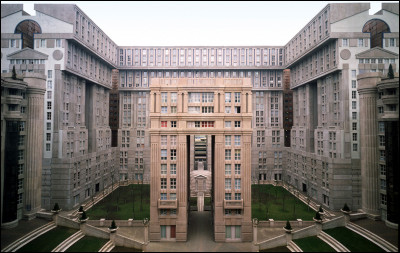 Bauhaus c'est trop ! Les angles droits et les surfaces lisses, c'est bien un moment mais ça devient lassant. C'est qu'on a dû penser pour la création de cet édifice pompeux mais aussi très impressionnant qui renoue avec le néoclassicisme. Saurez-vous trouver son nom, son architecte et sa position géographique ?