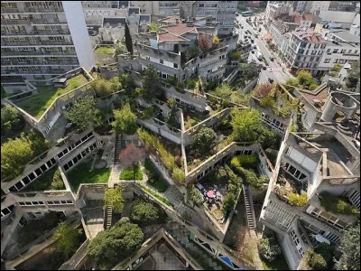 Déconcertant au premier abord, ce curieux édifice résidentiel est plus compréhensible quand on sait qu'il est situé dans un bastion historique du communisme en France (bien qu'il ne soit pas rouge).