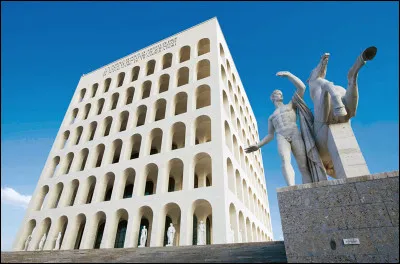 En comptant le nombre de rangées d'arches ainsi que le nombre d'arches par rangée sur cette façade, vous avez un indice sur l'identité du commanditaire de ce bâtiment. Saurez-vous en trouver le surnom, la date d'inauguration et le fameux commanditaire ?